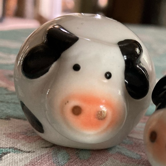 Cow Salt and Pepper Shakers 🐄 - Picture 3 of 6
